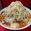 ラーメン二郎 上野毛店 - 美しすぎるスープは神々しい程の絶景。カタメ麺は相変わらず細目だが、自分好みのもっちり感あり。各パーツとの馴染みも良好。豚はスープの旨みを進行形で吸収して、潤いたっぷりジューシーに。ずっしりとした体感量で、心のみならず物理的にも満たされた。この店に対して自分が求めるもの全てが凝縮された一杯。アトピーの先進治療初日だが、早速その恩恵の片鱗が。
