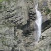 スイス高原のかわいい滝と羊たち