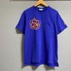ENGINEERED GARMENTS × SUNRISE MARKET 別注 Printed Cross Crew Neck T-Shirt - EG Cursive Logo / Royal/Orange