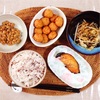 鮭西京焼き、もやし胡麻油和え、かまぼこ、小粒納豆。