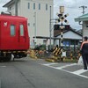 ふみきりをいくあっかい電車 - 2022年8月31日