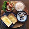 今日の朝食ワンプレート、チーズトースト、アイスミルクティー、ソーセージレタスサラダ、フルーツヨーグルト