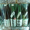 上畑商店で日本酒を選ぶ
