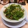 【新大阪駅ラーメン】ねぎ好き必見！九条ねぎが山盛りの「らーめん しおじ」で悶絶する旨さ！新幹線改札内でしか食べられないレアな一杯。【らーめん しおじ（大阪・新大阪駅）】
