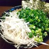 「クックら」でネギ二種類盛りのラーメン！。良い具合に塩分を中和したいなら白髪ネギと万能ネギがオススメね。依存性あり？