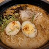 熊本ラーメンは豚骨を長時間煮込んだ濃厚なスープが特徴