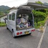 貫山の麓の民家から衣類などの不用品を回収。