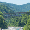 夏の渓谷を走る：富山地鉄