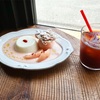 旗の台の「Chilling Coffee&Bake」で桃のスープと杏仁、水出しコーヒー。