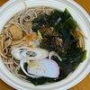 日曜日の朝ごはんは「わかめと油揚げのお蕎麦」