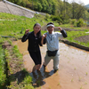 田植え(山梨県北杜市「空土ファーム」棚田)- 健康安心なび 村田美夏