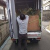 軽トラックで刈草の回収にきたスタッフは、積み込みが