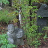 石彫と緑の庭。
