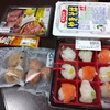 |M3031|御殿場駅『ベルマートキヨスク』でホテル飯の買出し。手まり寿司＆揚げ天＆スモーク牛タンで開始して、ペヤングソース焼きそばのデラックストッピングで締めました！〔付：朝の雪富士〕