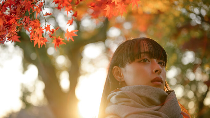 色鮮やかな紅葉でポートレート撮影！ぼかし方・構図・光を意識して、紅葉の美しい彩りを生かそう