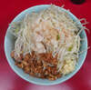 ラーメン二郎 中山駅前店 - 「ち〜たま汁なし」初食。薄味の影響か想定していたよりも上品で落ち着いた仕上がりでインパクトは薄目かも。陰影の深くなったカタカタ麺は鶏油コーティングで艶かしいグラビア麺。スープ割りは想像していたよりも家系感は控えめ。玉ねぎ要素は最後まで分からず。もっと食べたかった。カタカタって何ですかイベント。