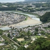山口県 岩国城観光 天守閣 景色は絶景 「錦帯橋」、戻りは山道 左側は急斜面、「交流ひろば」の からくり時計