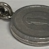 1円玉とクロムハーツのメダル、同サイズ