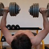 バーベルよりもダンベルプレスで胸はデカくなる、と思う