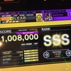 チュウニズムの新曲をプレイする男