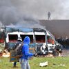 フランスの気候異常者たちがパトカーに火をつけ、農家の灌漑計画に抗議する警官と衝突する