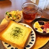 今日の朝食ワンプレート、チーズトースト、紅茶、ぶなしめじとピーマンの炒め物、バナナブルーベリーシリアルヨーグルト