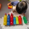 【1歳おうち遊び】色水入れたペットボトルを並べる・倒す