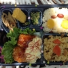 公園のベンチでお弁当