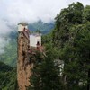 今にもポロッと落ちそう…、切り立った崖の上に400年立ち続ける寺院―陝西省