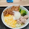 717夜の吉野家で「チーズ牛サラダ」実食！満席の店内でも沁みた、店員さんの優しさと一杯の幸福感
