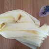 洋服はシンプルに。明るい色のストールで春を取り入れる