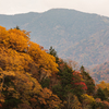 竜頭ノ滝上で湯川と紅葉と