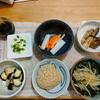 茄子の浅漬け。焼きサバ。玉子かけご飯。ワカメと小魚とモヤシと即席味噌汁。野菜味噌汁作成