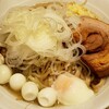 【麺屋 味方 @新橋】人気の新橋にある二郎系ラーメン店。うどんのような極太麺と醤油スープが罪悪感はあるけど癖になる味！