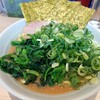 八王子の「らーめん尾又家」で九条ネギラーメンほうれん草増しを食べてきた感想。少しライトな「武道家」という感じだがネギと海苔でライスが進む一杯！満足でした。