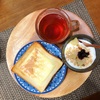 今日の朝食ワンプレート、チーズトースト、アールグレイ、りんごブルーベリーシリアルヨーグルト