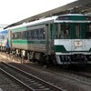 特急185系緑帯2両がアンパンマン列車と連結　JR四国