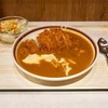新宿三丁目の「モンスナック」でカツカレー、チーズトッピング、サラダ。