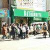 コトブキヤ前のクレープ屋に店内も店外も大行列