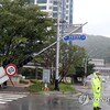 釜山に台風警報...倒れた信号