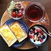 今日の朝食ワンプレート、チーズトースト、紅茶、ビーンズミックス野菜サラダ、フルーツヨーグルト