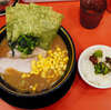 家系ラーメン大輝家 日吉店 - "麺硬め味薄め脂少なめ" 中盛り。3度目の訪問にしてようやくこの店の食べ方が分かった気がする。ザラつきのある麺、スモーキーなチャーシュー、清涼効果のコーン。各パーツしっかり個性あり。このエリアの個人的暫定最適解かも。