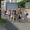 登校の風景：暑さに負けず