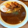 福井県鯖江市にあるゴールデンカップというカレー屋さんで、チキンカツカレーに目玉焼きトッピング