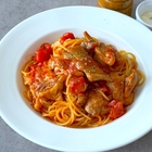 肉食った感がほしい日の家パスタ。玉ねぎなしでラク、皮パリ鶏ももゴロゴロ