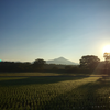 見上げれば青空と夕焼け