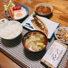 納豆カレーに秋刀魚の開き、蕪の味噌汁に蕪の一夜漬けで朝ご飯。
