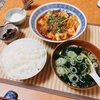 業務スーパー麻婆豆腐の素に、バズレシピのわかめスープで朝ご飯にしました。