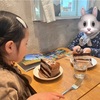 放課後にケーキを食べに行く女子たち