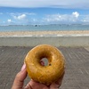 早朝の海は綺麗です。ホーリーグレイルドーナツを買ってアラモアナビーチへ。